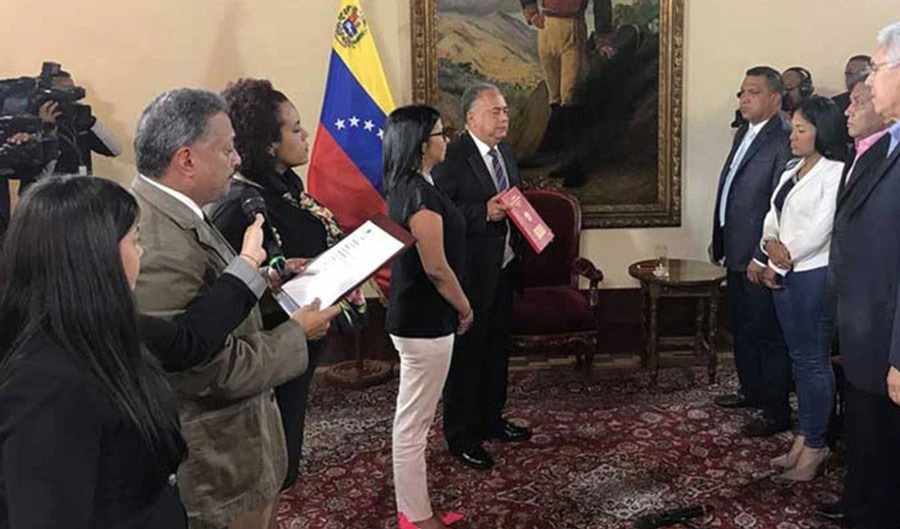 Las autoridades regionales electas que juraron son Antonio Barreto (Anzoátegui), Ramón Guevara (Mérida), Alfredo Díaz (Nueva Esparta) y Laidy Gómez (Táchira). Foto: Últimas Noticias