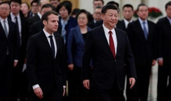El presidente de China, Xi Jinping, recibe a su par francés Emmanuel Macron. Foto: EFE.