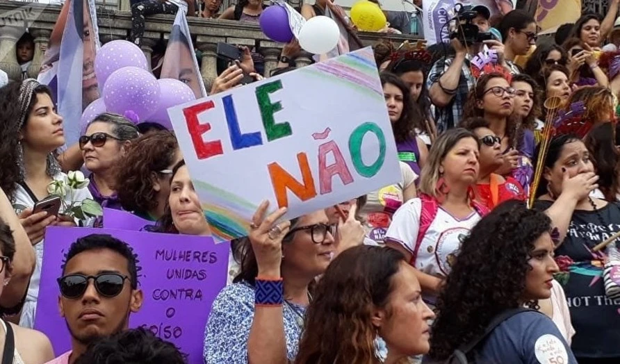 Protestan en Brasil contra Jair Bolsonaro, candidato de extrema derecha abiertamente fascista, misógino, homófobo y racista.  Protestan en Brasil contra Jair Bolsonaro, candidato de extrema derecha abiertamente fascista, misógino, homófobo y racista.