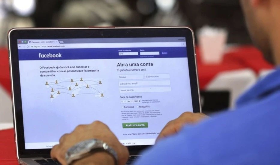 En agosto, Facebook y Twitter suspendieron cientos de cuentas relacionadas con Irán que, según informes, habían reunido cerca de un millón de seguidores.