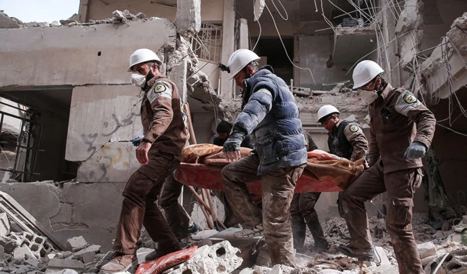 Cascos blancos preparan la escena para un falso ataque de armas químicas.