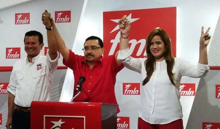 La fórmula presidencial del FMLN de cara a los comicios de 2019, Hugo Martínez y Karina Sosa, acompañados por el coordinador del FMLN, Medardo González.