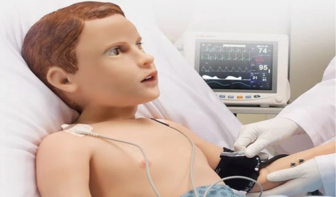 Su nombre es  Pediatric Hal y está llevando el realismo en medicina a otro nivel.