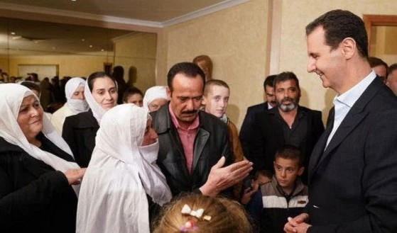 El presidente sirio, Bashar al-Assad, se reúne con los pobladores de Sweida que fueron secuestrados por Daesh. 