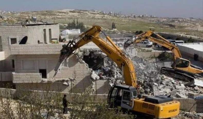 Excavadoras israelíes destruyen propiedades palestinas. Excavadoras israelíes destruyen propiedades palestinas.