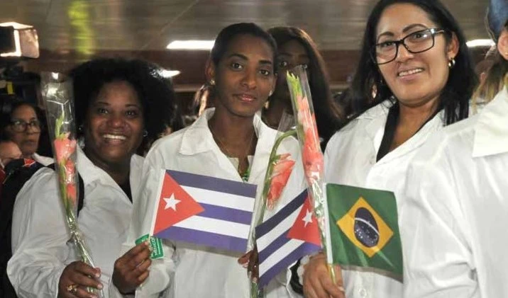 En Cuba primer grupo de médicos de la isla procedentes de Brasil. Foto/PL. En Cuba primer grupo de médicos de la isla procedentes de Brasil. Foto/PL.