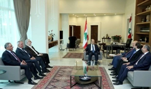 La intervención directa de Aoun para resolver la crisis se produjo después que las partes en la crisis no pudieran llegar a una solución bajo la advertencia de un desastre que espera El Líbano si su iniciativa fracasa.