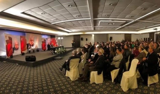 "Adonis se liberó de esa grandeza que tiene y entró al diálogo como una persona normal y simple".