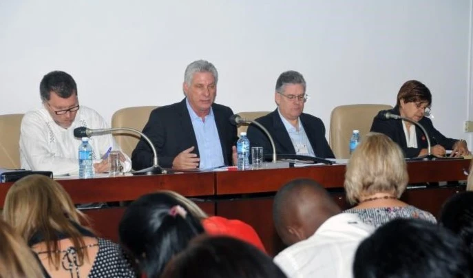 Presidente cubano, Miguel Díaz-Canel, durante su participación en  una de las comisiones de la Asamblea Nacional del Poder Popular.