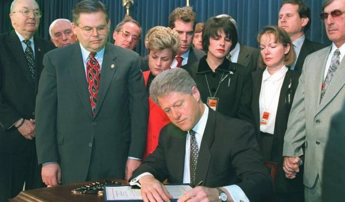 Momento en que Clinton firma la Ley Helms-Burton. Momento en que Clinton firma la Ley Helms-Burton.