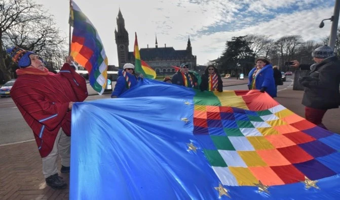 Acto de solidaridad con la causa marítima boliviana frente al edificio de la Corte Internacional de Justicia. Foto: ABI