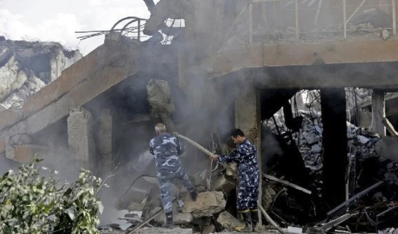 El edificio bombardeado en Barze era un laboratorio de análisis en donde se llevaban a cabo ensayos sobre productos químicos utilizados en los productos alimenticios, los medicamentos y los juguetes para niños. 