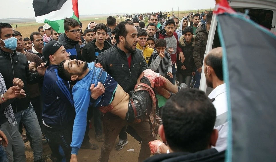 Los soldados israelíes hicieron disparos con munición real y gases lacrimógenos para dispersar a la multitud, con lo que han dejado decenas de palestinos heridos.