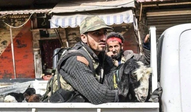 Integrantes del Ejército Libre roban tiendas y casas abandonadas por sus habitantes como consecuencia de los bombardeos turcos.