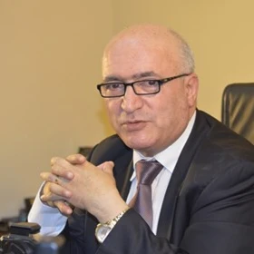 Redactor en Jefe del diario libanes Al-Anbaa