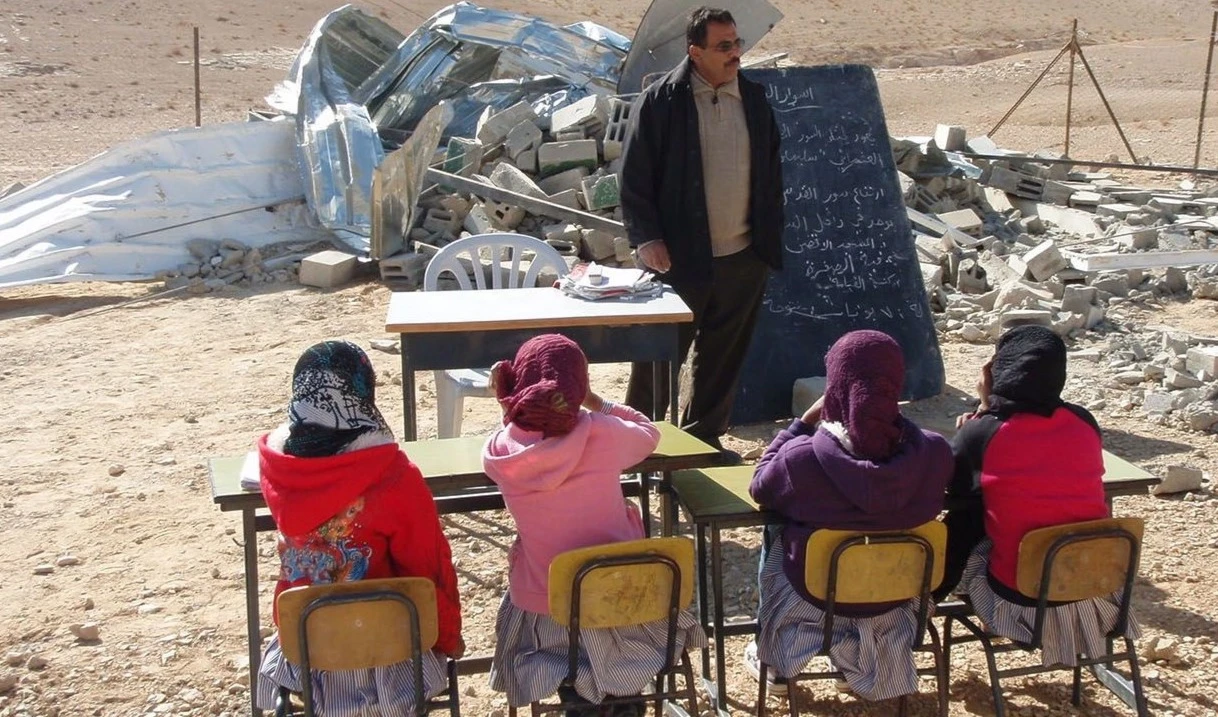 La negativa del Ejército israelí a emitir permisos de construcción de escuela y el derribo de ellas sin permisos es discriminatorio y viola el derecho de los niños a la educación.