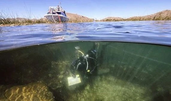Buzos belgas realizan trabajos dentro del lago Titicaca. Foto: Ministerio de Culturas.