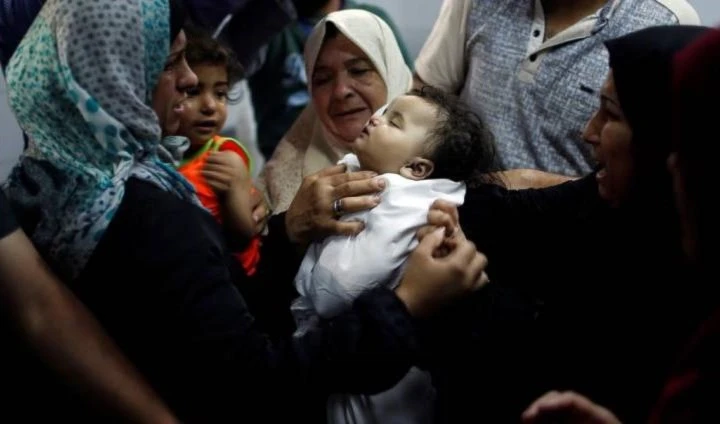  Una bebé palestina de 8 meses murió debido a la asfixia producida por los gases lacrimógenos lanzados por el Ejército israelí en Gaza.