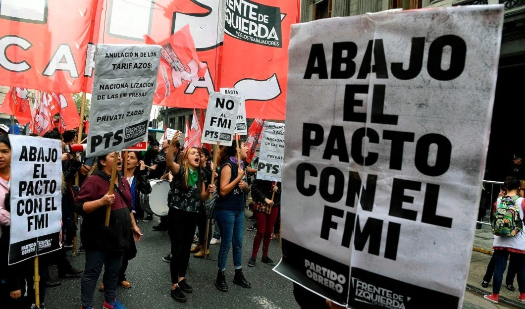 Argentinos opuestos a negociaciones de Macri con el FMI