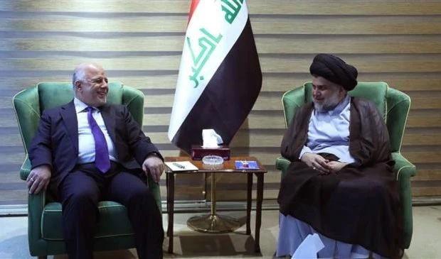 El primer ministro iraquí, Haidar al-Abadi (derecha), y el ganador de las recientes elecciones generales, Muqtada al-Sadr.