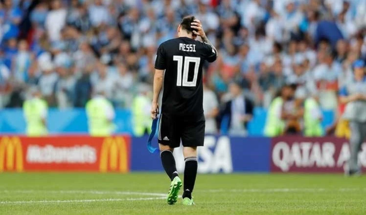 Argentina siembra dudas, Perú sucumbe en el Mundial de fútbol