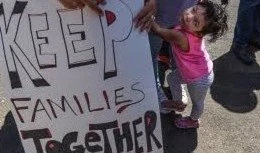 Trump obligado por críticas a dar marcha atrás a separación de familias de inmigrantes