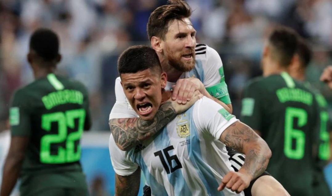 Leo Messi y Marcos Rojo, autor del gol de la clasificación. Reuters