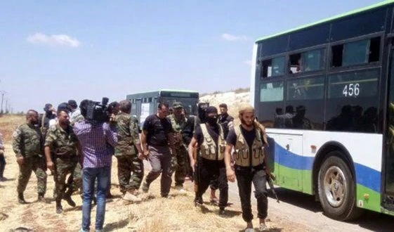 Sale el primer grupo de armados del campo de Quneitra.