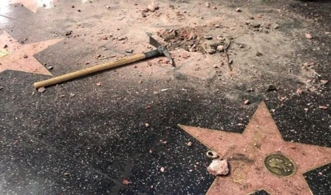 Destruyen la estrella con el nombre de Donald Trump en Paseo de la Fama