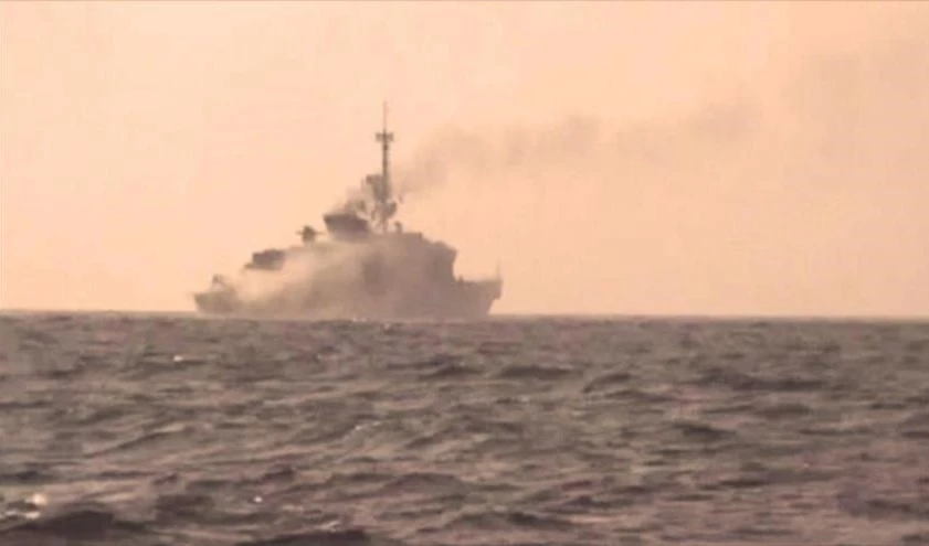 Columna de humo provocada por el ataque de las fuerzas yemenitas  a un buque de guerra saudita.