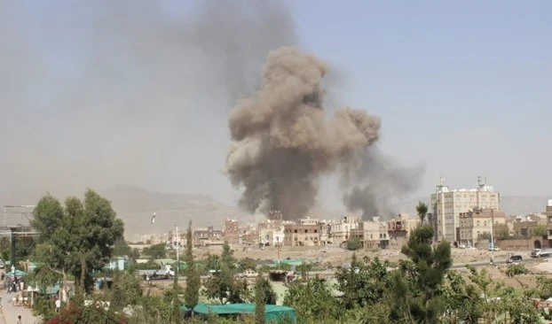 Los aviones de la coalición saudita también lanzaron más de 20 ataques aéreos contra los distritos de Alaf y Al Azqul, en la administración fronteriza de Suhar.