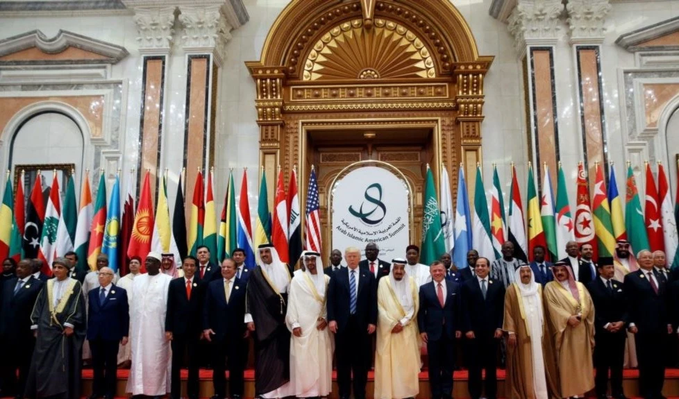 El presidente de Estados Unidos, Donald Trump, el rey Salman bin Abdulaziz Al Saud, de Arabia Saudita, y los líderes árabes posan para una foto durante la Cumbre Árabe-Islámica-Estadounidense en Riad, el 21 de mayo de 2017.