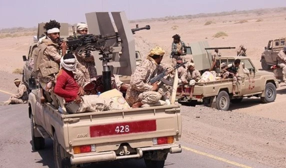 Continúan los intensos combates entre el ejército yemení y los comités con las fuerzas de la coalición en Yemen. Continúan los intensos combates entre el ejército yemení y los comités con las fuerzas de la coalición en Yemen.