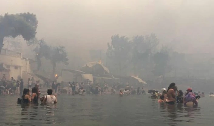 En Grecia las personas buscaron refugio en el agua ante la intensidad de las llamas 