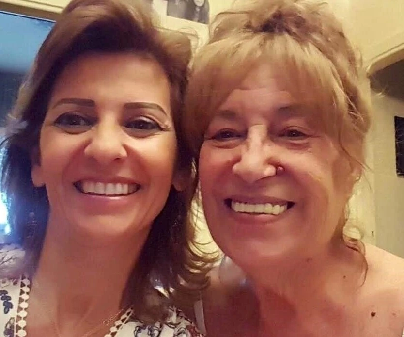 Muna Wassef (derecha) con Nadine Sayegh.