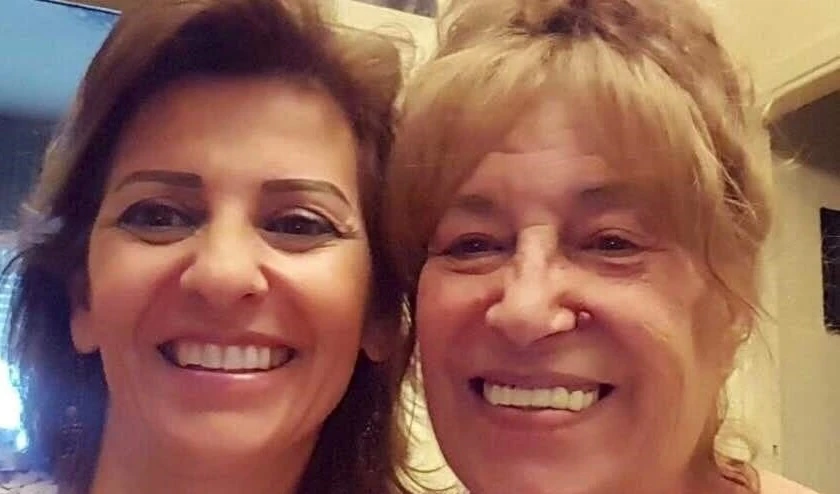 Muna Wassef (derecha) con Nadine Sayegh.