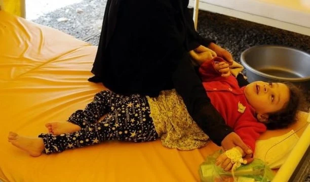 Niño afectado por cólera es atendido en un hospital de Hodeidah.