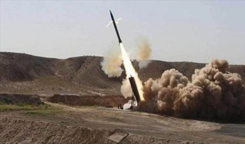 Lanzamiento del misil yemenita Zelzal 1.