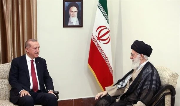 Encuentro entre el líder de la Revolución Islámica, ayatolah Sayyed Ali Khamenei (derecha) y el presidente turco, Recep Tayyip Erdogan.