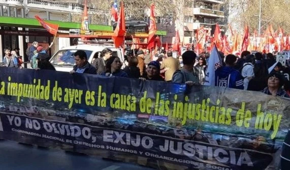 Los representantes del pueblo mapuche se sumaron a la marcha y denunciaron que la dictadura sigue siendo un elemento presente para esa comunidad indígena. Los representantes del pueblo mapuche se sumaron a la marcha y denunciaron que la dictadura sigue siendo un elemento presente para esa comunidad indígena.