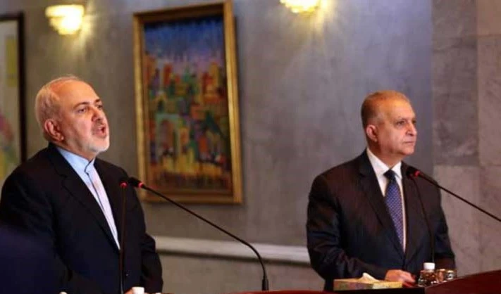 El canciller de Irán, Mohammed Javad Zarif,  junto a su homólogo iraquí, Muhammad Ali al-Hakim, durante una conferencia de prensa en Bagdad.
