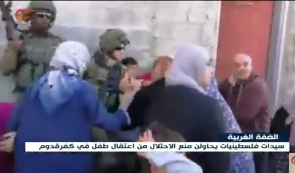 Un grupo de mujeres intentaron impedir el arresto del niño, pero  las fuerzas de ocupación israelíes utilizaron armas contra las féminas. 