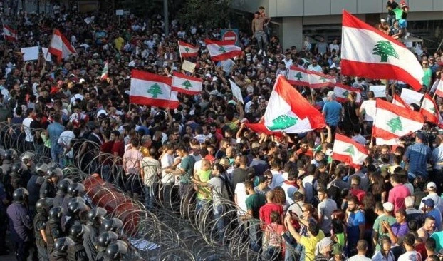 Miles de libaneses protestan en Beirut.