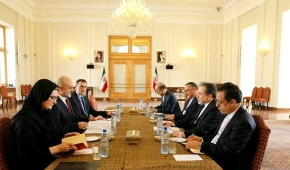 El vicecanciller de Polonia, Maciej Lang, se reúne con el el vicecanciller de Irán para Asuntos Políticos, Abbas Araqchi, en Teherán.