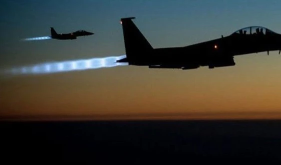 Coalición internacional lanza ataques aéreos contra automóviles de civiles que huían de Daesh.