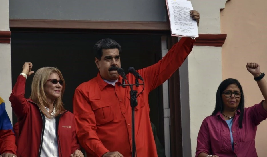 Maduro, desde el Balcón del Pueblo, rompe relaciones diplomáticas y políticas con Estados Unidos.