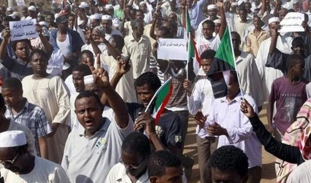 Sudaneses se lanzan a las calles de Jartum a protestar contra el gobierno de Al Bashir.