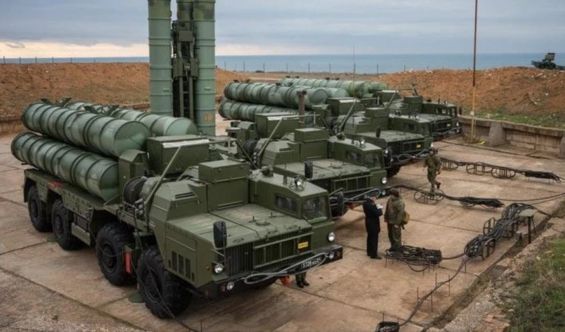 Unidades del sistema antimisiles ruso S-400.