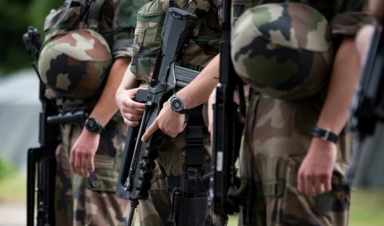 Francia suspende todas las exportaciones de armamento a Turquía.