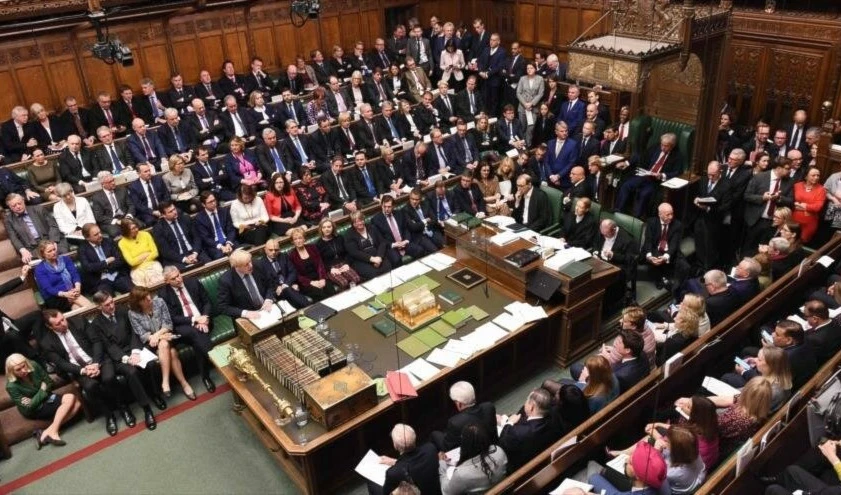 Parlamento británico aprueba enmienda y voto del Brexit se aplaza.